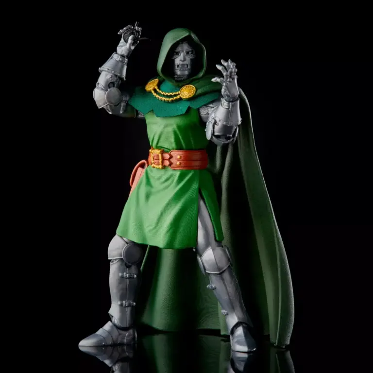 04. Marvel Legends Series Fantastic Four Dr. Doom Figura, 15cm