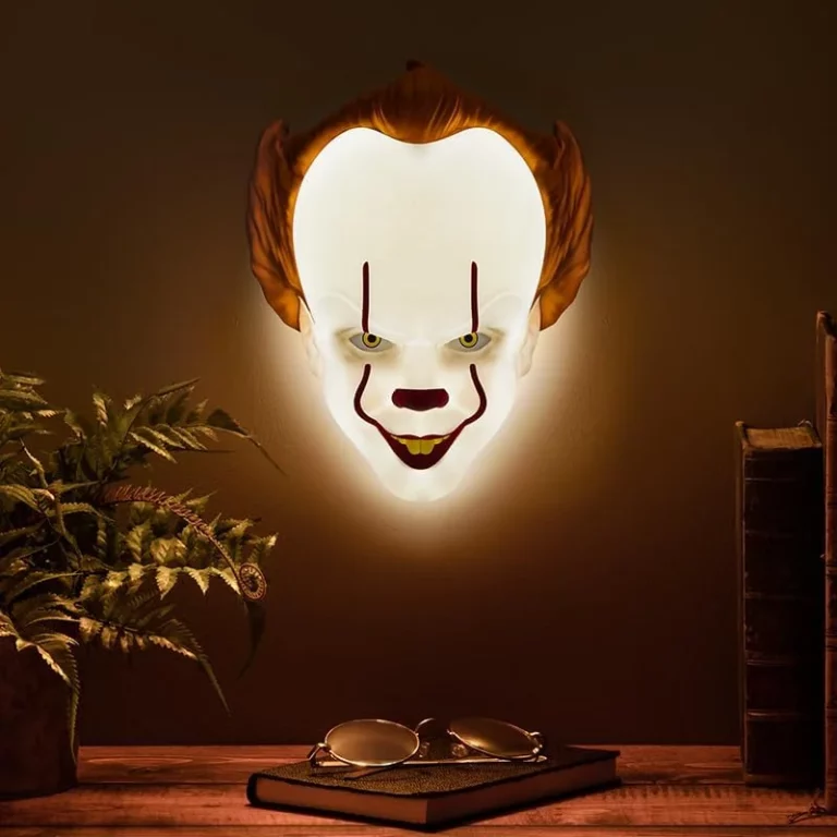 04. Paladone Pennywise Mask Light